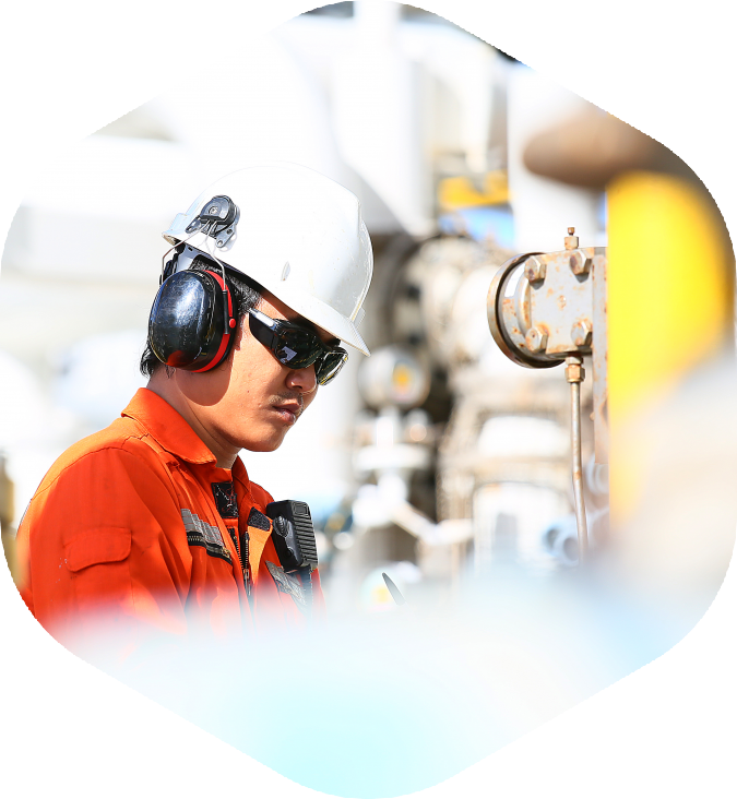 Werkende man met helm, veiligheidsbril en gehoorbescherming